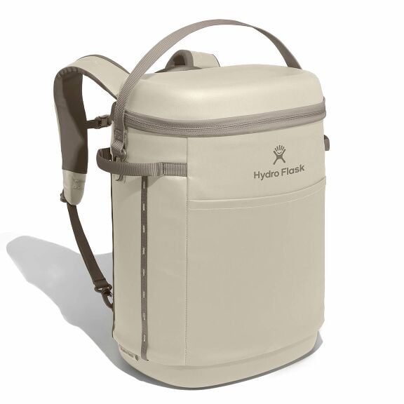 carryouttm-backpack-22-l-j1 18pco114-carryout-backpack-22l-oat-angled_1.jpg