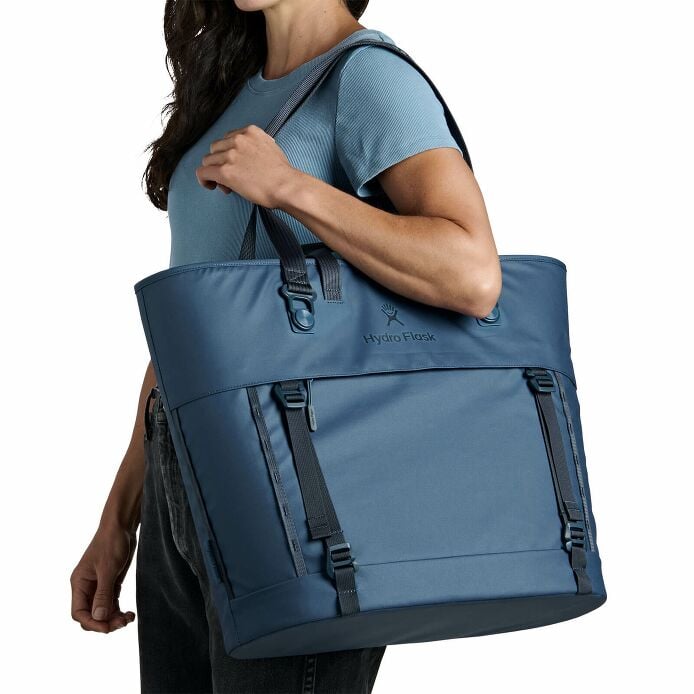 carryouttm-soft-cooler-tote-30-l-u4 250815_hydro_s26_hb_14614_2.jpg