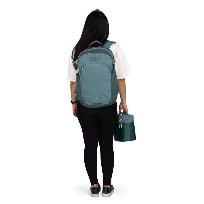 osprey-axis-x-hydro-flask-campus-essentials-bundle-q7 axisxhydroflask_s26_onbody3_cascadeblue_10007249_2.jpg