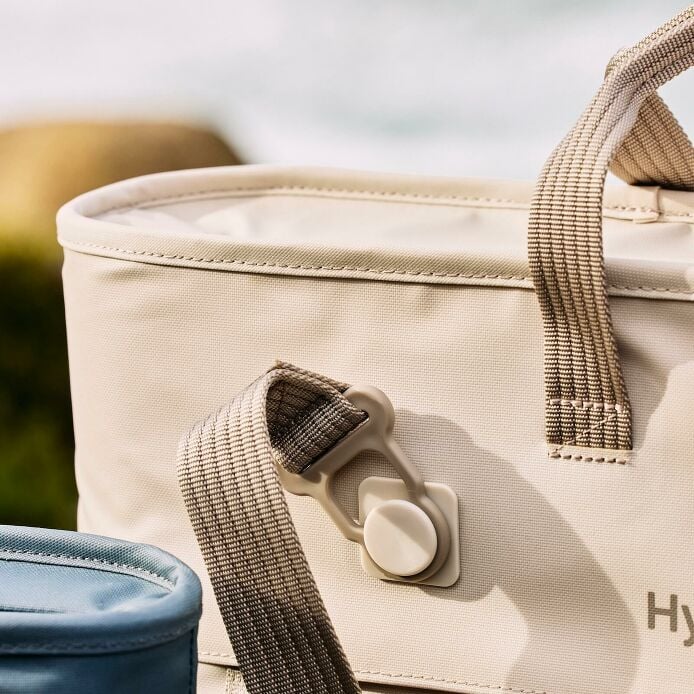 carryouttm-soft-cooler-tote-10-l-g0 hf_carryout_bouwer_d1_l1_torrey_pines_still_life_0123_4.jpg